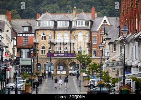 Colwyn Bay Stadtzentrum mit Blick auf die Station Road zum NatWest Bank Stockfoto