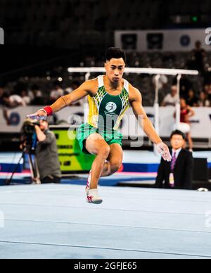 Melbourne, Australien. Dezember 2014. Der Australier Chris Remkes springt während der Bodenroutine beim World Cup Gymnastik in Melbourne. (Foto: Alexander Bogatirev/SOPA Image/Sipa USA) Quelle: SIPA USA/Alamy Live News Stockfoto