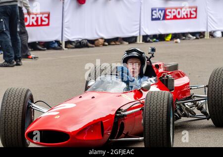 John Surtees fährt einen klassischen Ferrari 158 Rennwagen beim Goodwood Festival of Speed, 2014. Veteran Rennfahrer in Oldtimer-Rennwagen Stockfoto