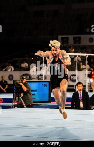 Melbourne, Australien. Dezember 2014. Casimir Schmidt springt beim Bodentraining beim Weltcup-Gymnastik in Melbourne. (Foto: Alexander Bogatirev/SOPA Image/Sipa USA) Quelle: SIPA USA/Alamy Live News Stockfoto