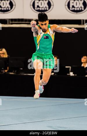 Melbourne, Australien. Dezember 2014. Der Australier Chris Remkes springt während der Bodenroutine beim World Cup Gymnastik in Melbourne. (Foto: Alexander Bogatirev/SOPA Image/Sipa USA) Quelle: SIPA USA/Alamy Live News Stockfoto