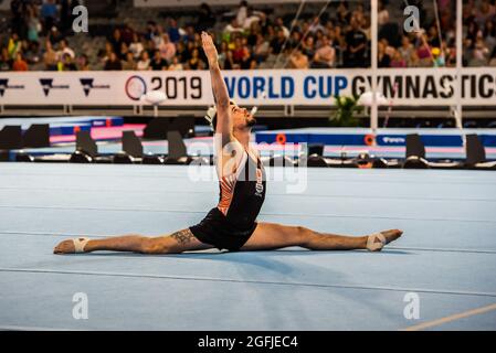 Melbourne, Australien. Dezember 2014. Casimir Schmidt aus den Niederlanden, spielt Splits während der WM-Gymnastik in Melbourne. (Foto: Alexander Bogatirev/SOPA Image/Sipa USA) Quelle: SIPA USA/Alamy Live News Stockfoto