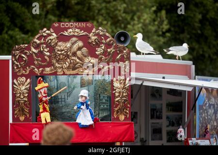 Die Küstenstadt Llandudno im Norden von Wales, die älteste Punch and Judy-Show Großbritanniens, die seit 1864 auf der Promenade von Llandudno zu sehen ist Stockfoto