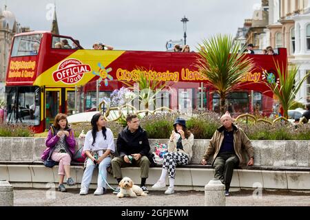 Llandudno Küstenstadt im Norden von Wales, Promenade mit offenem Sightseeing-Bus Stockfoto