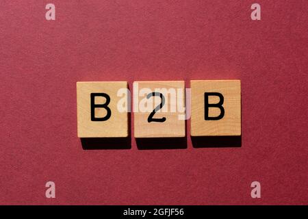 B2B, Akronym für Business to Business in Holzbuchstaben, isoliert auf dem Hintergrund als Bannerüberschrift Stockfoto