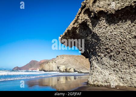 Landschaft des Küstengebiets Cabo de Gata, Provinz Almeria, Andalusien, Spanien. Strand Playa de Monsul an der Mittelmeerküste, Cabo de Gata N Stockfoto