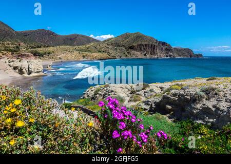 Landschaft des Küstengebiets Cabo de Gata, Provinz Almeria, Andalusien, Spanien. Landschaft der Mittelmeerküste vom Dorf La aus gesehen Stockfoto