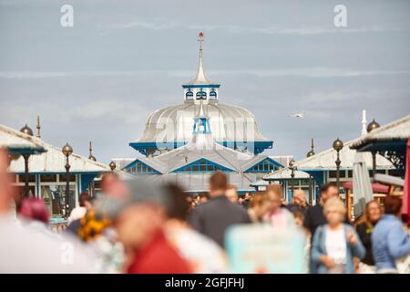 Llandudno Küstenstadt im Norden von Wales, viktorianischer Pier in die Nordsee Stockfoto