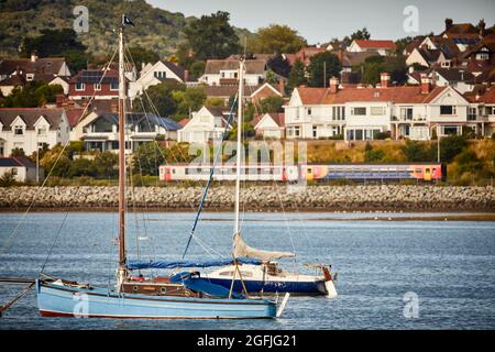 Conwy North Wales Marina im Fluss Conwy mit Blick auf Deganwy und die Eisenbahnlinie nach Llandudno Stockfoto