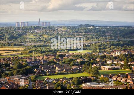 Frodsham Cheshire West und Chester M56 Weaver Viadukt, das die Hochwasserebene und den River Weaver überquert, sowie das Fiddlers Ferry Power Station Stockfoto