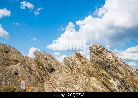 Felsen und Himmel. Pass La Hiruela, Provinz Madrid, Spanien. Stockfoto