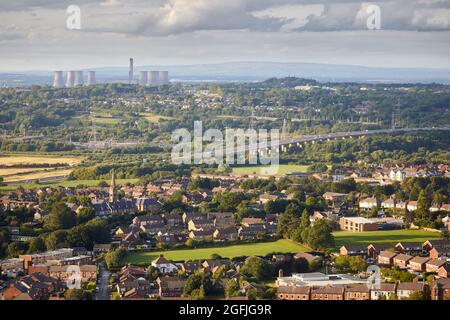 Frodsham Cheshire West und Chester M56 Weaver Viadukt, das die Hochwasserebene und den River Weaver überquert, sowie das Fiddlers Ferry Power Station Stockfoto