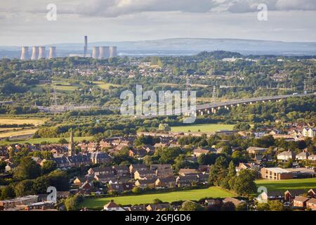 Frodsham Cheshire West und Chester M56 Weaver Viadukt, das die Hochwasserebene und den River Weaver überquert, sowie das Fiddlers Ferry Power Station Stockfoto