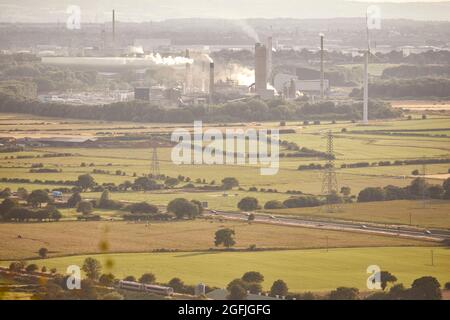 CF Düngemittel UK Ltd in Chester M56 Autobahn und die Eisenbahn nach Nordwales mit einem Transport für Wales British Rail Class 175 Stockfoto