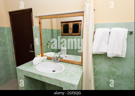 Sauberes und ordentliches Bad in einem Billighotel. Stockfoto