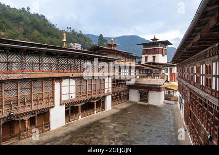 Bumthang, Bhutan, 06 Nov 2011: Innenhof des Trongsa Dzong, einer der ältesten Dzongs in Bhutan. Stockfoto