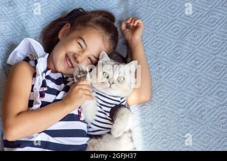Eine lustige Brünette Mädchen liegt mit Katze Stockfoto