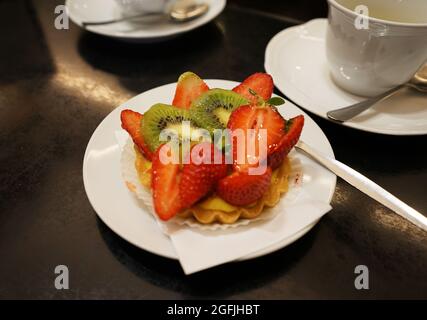 Nahaufnahme von Erdbeer- und Kiwi-Tarte mit Konditorcreme Stockfoto