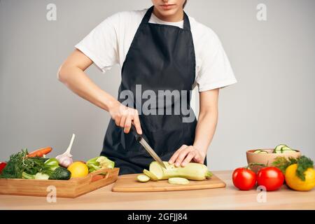 Hausfrau in der Küche schneiden Gemüse auf einem Schneidebrett Vitamine Stockfoto