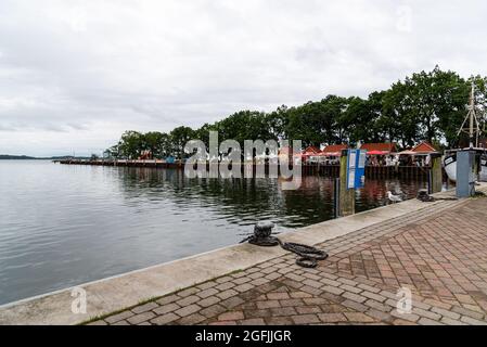 Lauterbach, Deutschland - 1 August 2019: Blick auf den Hafen mit Segelbooten auf Docks günstig Stockfoto