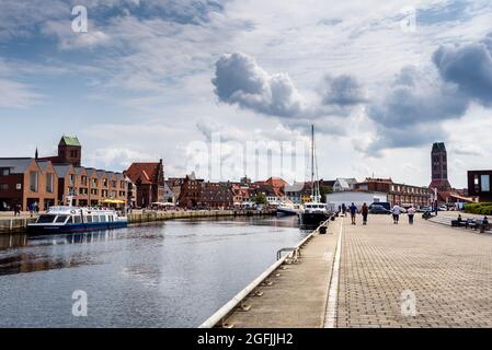 Wismar, Deutschland - 2 August 2019: Die alten Hansehafen. Wismar ist eine Hafen- und Hansestadt im Norden Deutschlands an der Ostsee. Stockfoto