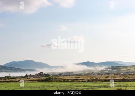 Morgennebel in Portmagee, County Kerry, Irland Stockfoto