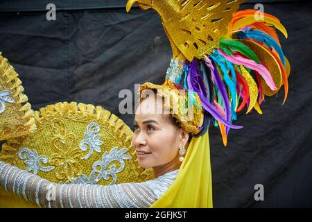 Junge Dame in traditioneller thailändischer Dorftracht und Kopfschmuck in Manchester, England, Großbritannien Stockfoto