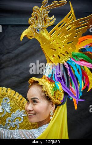 Junge Dame in traditioneller thailändischer Dorftracht und Kopfschmuck in Manchester, England, Großbritannien Stockfoto