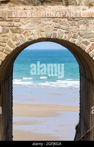 Plouha (Bretagne, Nordwestfrankreich): Strand von Bonaparte, Cochat Cove. Tunnel zum Strand Stockfoto