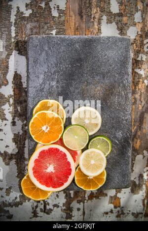 Eine Mischung aus Zitrusfrüchten Schichten verschiedener Typen Stockfoto
