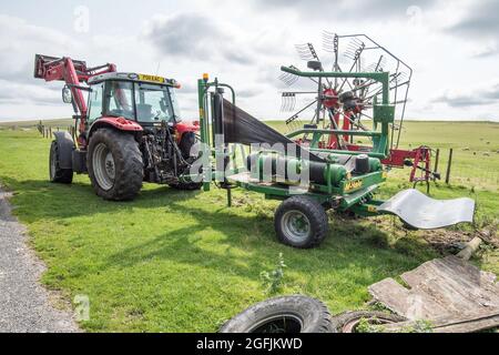 Landwirtschaftliche Geräte und Maschinen zur Herstellung von großen Ballen für das Winterfutter von Tieren. Lower Trenhouse Area, Malham Moor, Malhamdale, North Yorkshire Stockfoto
