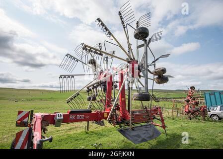 Massey Ferguson RK 802 TRC Rotorharke wartet auf seine nächste Aufgabe und parkte während der Heumachersaison im August 2021 auf Malham Moor Stockfoto