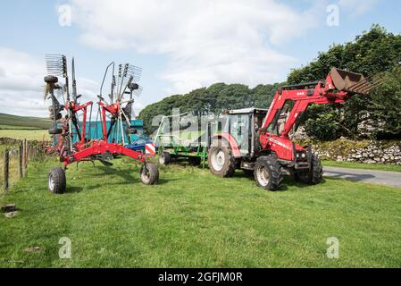 Landwirtschaftliche Geräte und Maschinen zur Herstellung von großen Ballen für das Winterfutter von Tieren. Lower Trenhouse Area, Malham Moor, Malhamdale, North Yorkshire Stockfoto