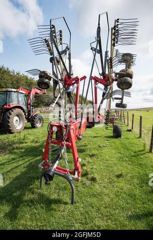 Landwirtschaftliche Geräte und Maschinen zur Herstellung von großen Ballen für das Winterfutter von Tieren. Lower Trenhouse Area, Malham Moor, Malhamdale, North Yorkshire Stockfoto