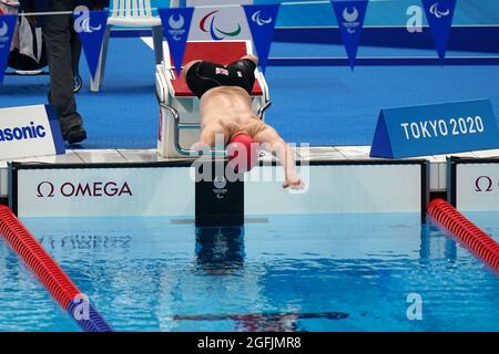 Tokio, Japan. August 2021. Paralympics: Paraschwimmen, Finale, 100 m Freistil der Männer, im Tokyo Aquatics Center. Lyndon Longhorne aus Großbritannien startet Kredit: Marcus Brandt/dpa/Alamy Live News Stockfoto