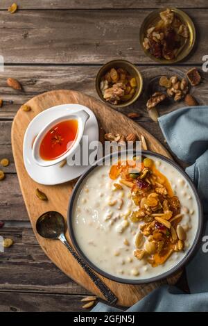 Ashure oder Noah's Pudding ist ein islamisches Dessert aus Getreide, Früchten, getrockneten Früchten und Nüssen. Stockfoto