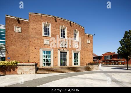 Ellesmere Port Civic Hall und Kriegsdenkmal im Stadtzentrum Stockfoto