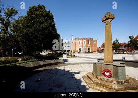 Ellesmere Port Civic Hall und Kriegsdenkmal im Stadtzentrum Stockfoto