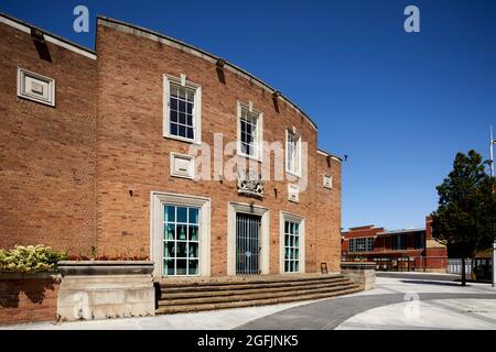 Ellesmere Port Civic Hall und Kriegsdenkmal im Stadtzentrum Stockfoto