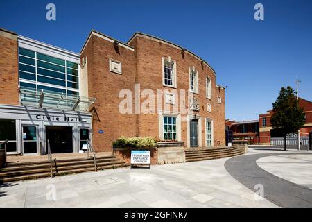 Ellesmere Port Civic Hall und Kriegsdenkmal im Stadtzentrum Stockfoto