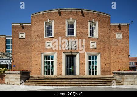 Ellesmere Port Civic Hall und Kriegsdenkmal im Stadtzentrum Stockfoto