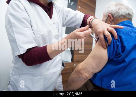 L'Isle en Dodon (Südwest-Frankreich), am 2021/04/07: Kampagne zur Sensibilisierung für COVID 19-Impfstoffe in ländlichen und abgelegenen Gebieten mit dem TIMM (Mobile Medical ima Stockfoto