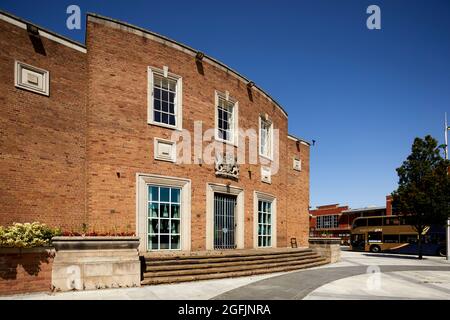 Ellesmere Port Civic Hall und Kriegsdenkmal im Stadtzentrum Stockfoto