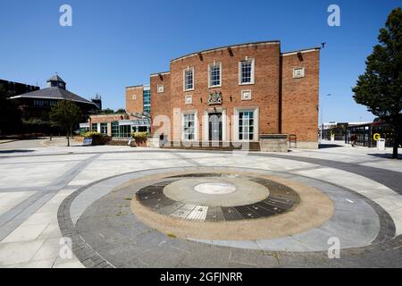 Ellesmere Port Civic Hall und Kriegsdenkmal im Stadtzentrum Stockfoto