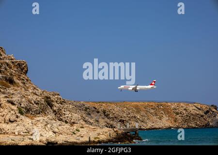 Heraklion, Griechenland - 20. August 2021 - ein Airbus 220-300 von Swiss International Air Lines mit der Identifikationsnummer HB-JCL nähert sich zur Landung Stockfoto