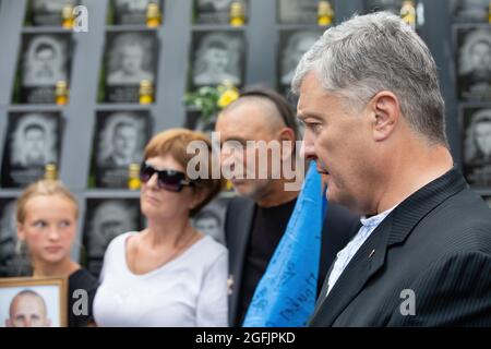 KIEW, UKRAINE - 24. Aug 2021: Der fünfte Präsident der Ukraine Petro Poroschenko unter den Teilnehmern am marsch der Veteranen während der Feier des 30. Jahrestages der Unabhängigkeit der Ukraine Stockfoto