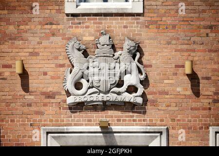 Ellesmere Port Civic Hall und Kriegsdenkmal im Stadtzentrum Stockfoto