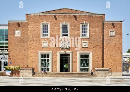 Ellesmere Port Civic Hall und Kriegsdenkmal im Stadtzentrum Stockfoto