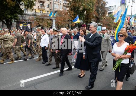 KIEW, UKRAINE - 24. Aug 2021: Der fünfte Präsident der Ukraine Petro Poroschenko unter den Teilnehmern am marsch der Veteranen während der Feier des 30. Jahrestages der Unabhängigkeit der Ukraine Stockfoto