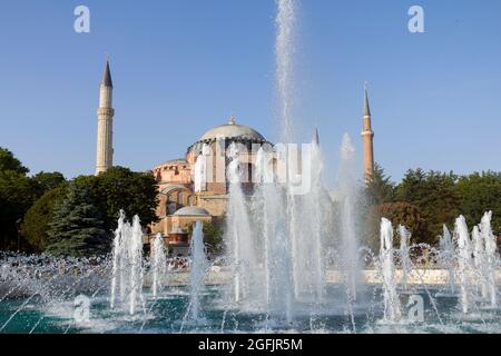 Hagia Sophia Kuppeln und Minarette in der Altstadt von Istanbul mit dem Sultan Ahmad Maydan Brunnen im Vordergrund, Türkei Stockfoto